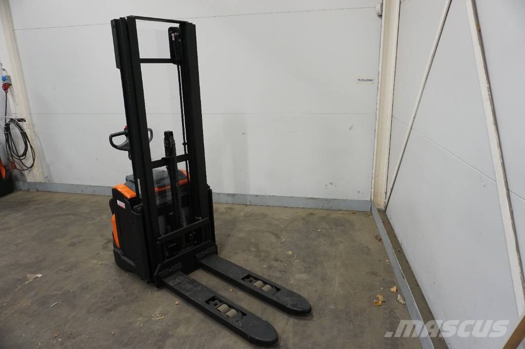 Toyota SWE120L Колички високоповдигачи с теглич