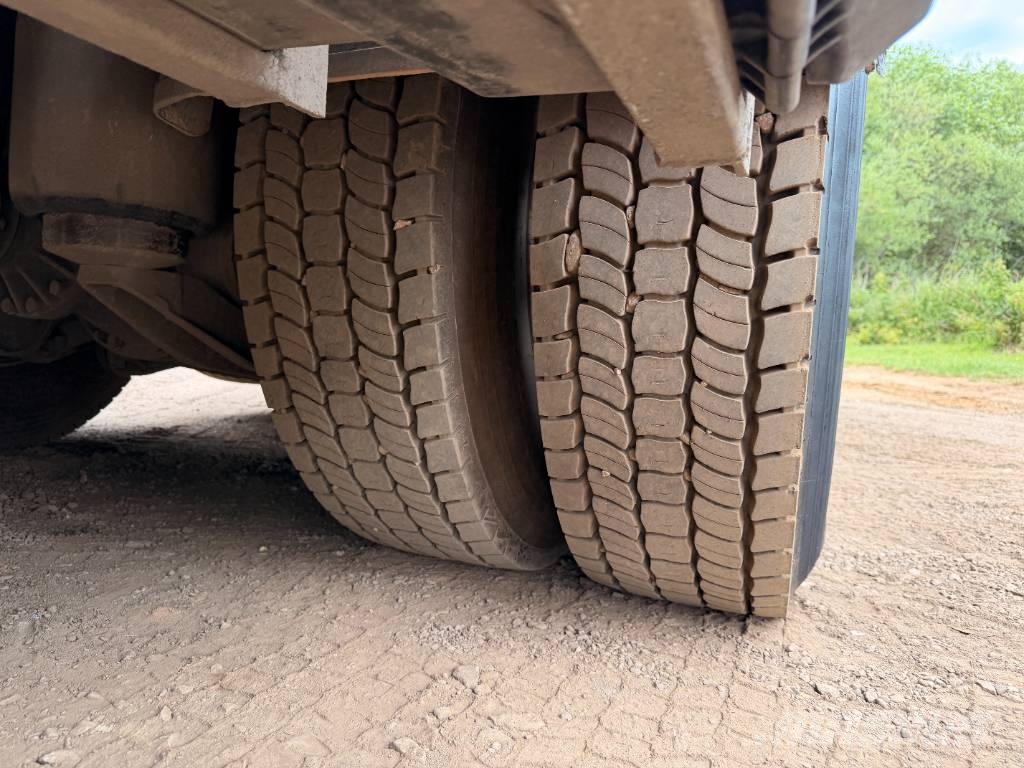 Volvo FM 380 8 X 2 Beavertail Flatbed Cheesewedge Camiones de superficie plana/cabrestantes