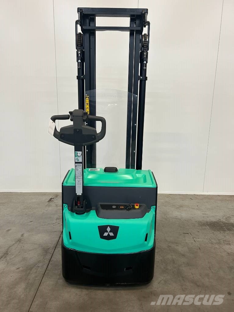 Mitsubishi SBP 12 N3 Montacargas manual