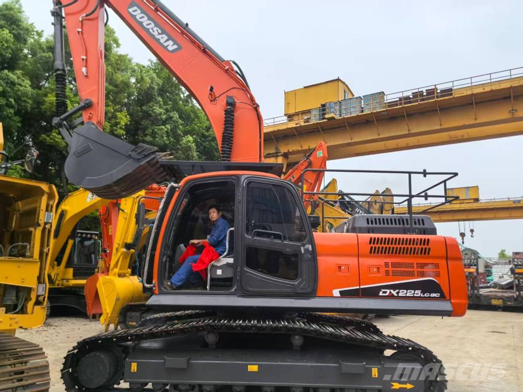 Doosan DX 225 LCA Kāpurķēžu ekskavatori
