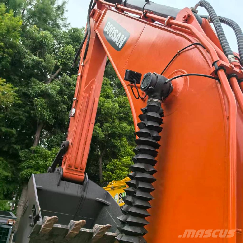 Doosan DX 225 LCA Kāpurķēžu ekskavatori