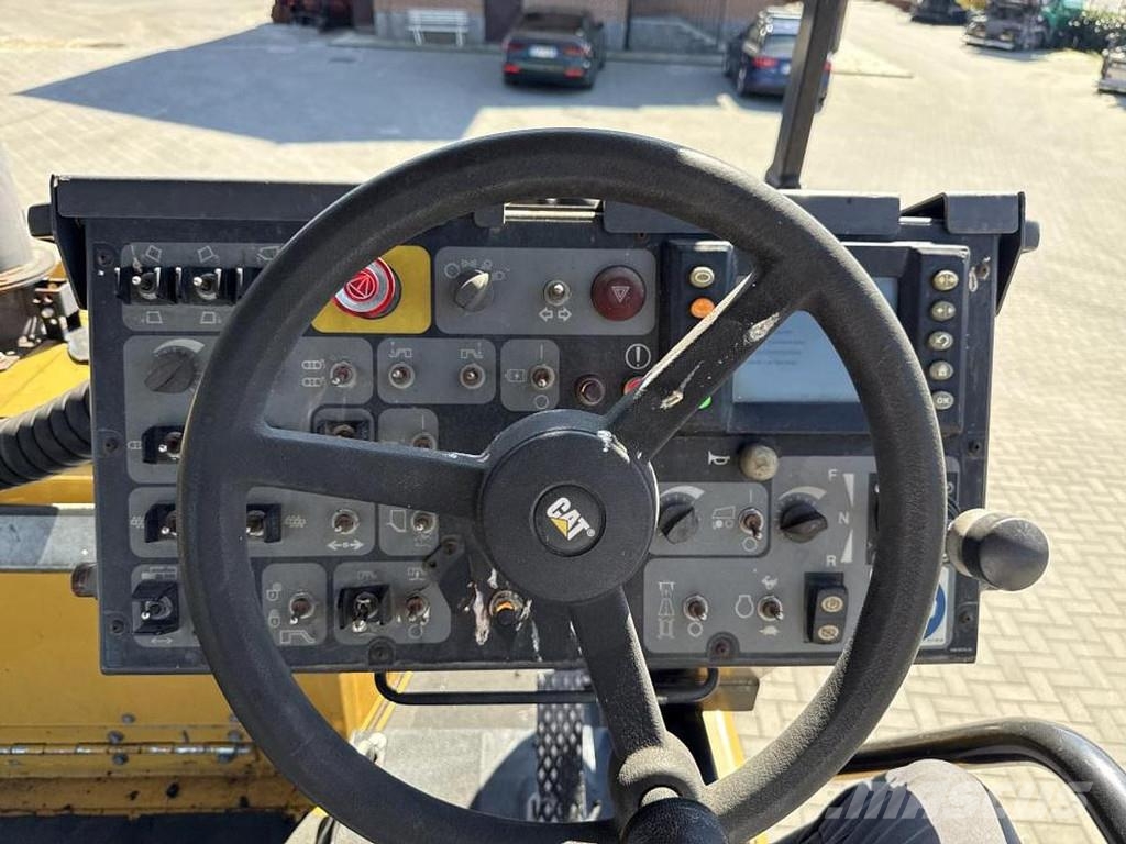 CAT AP 600D Асфальтовкладачі