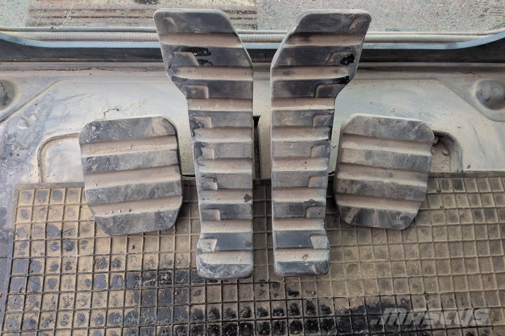Hyundai HX300AL Bandgrävare i bra skick Raupenbagger