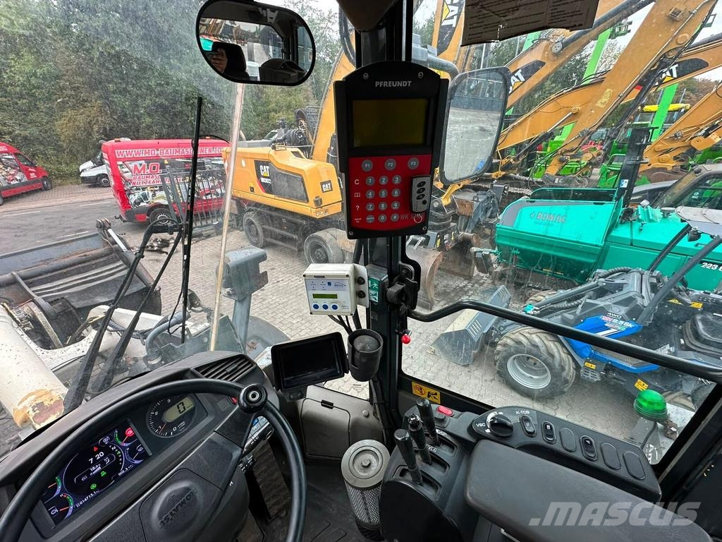 Komatsu WA 270 لوادر بعجل
