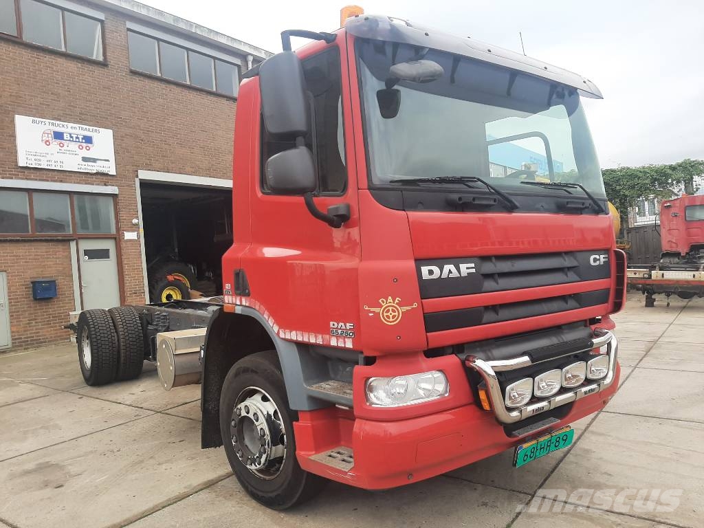 DAF CF 65.250 شاحنات بمقصورة وهيكل