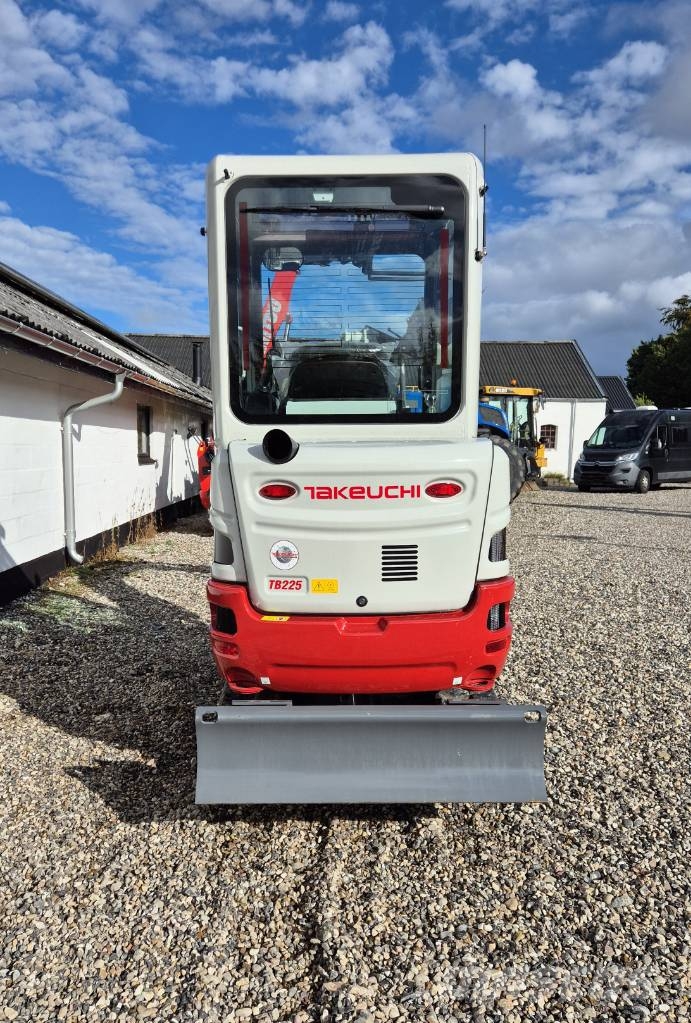 Takeuchi TB 225 小型挖土機/掘鑿機<7t(小型挖掘機)