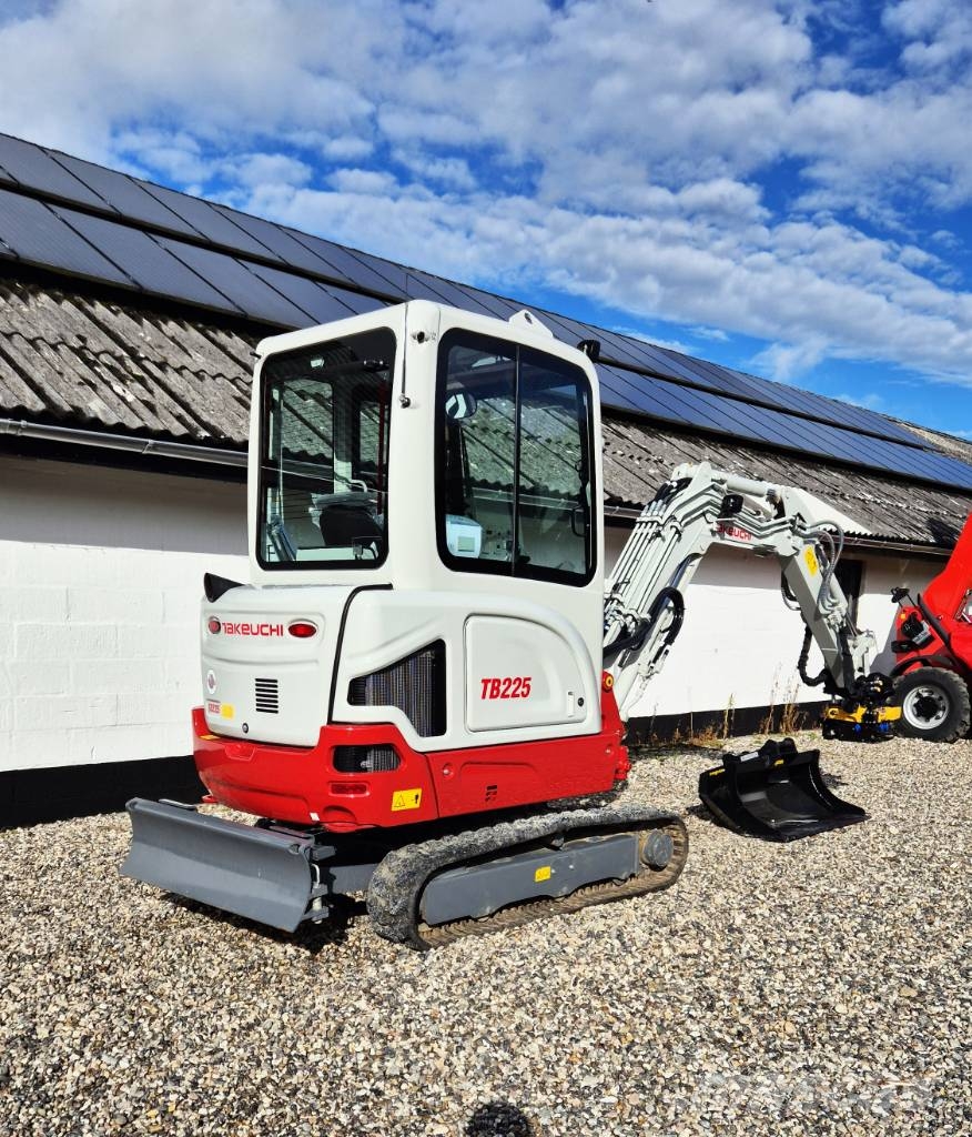 Takeuchi TB 225 小型挖土機/掘鑿機<7t(小型挖掘機)