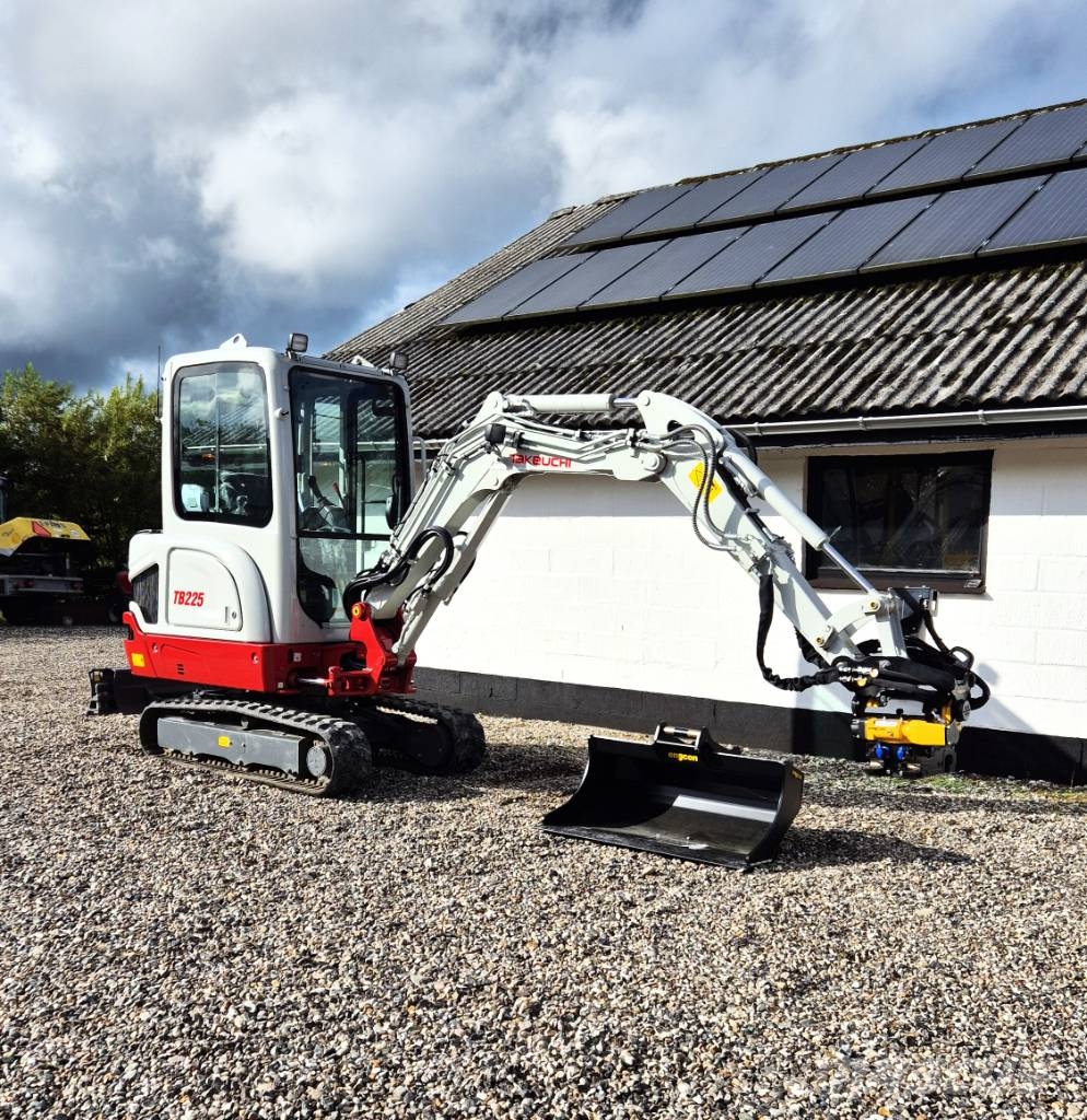 Takeuchi TB 225 小型挖土機/掘鑿機<7t(小型挖掘機)