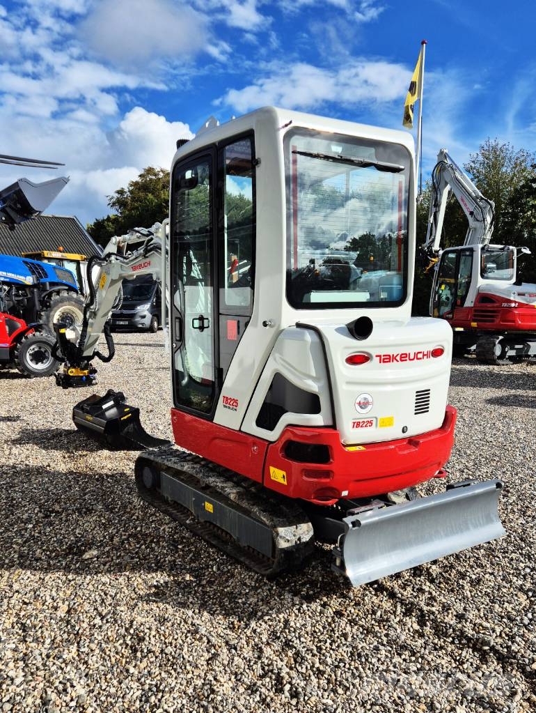 Takeuchi TB 225 小型挖土機/掘鑿機<7t(小型挖掘機)