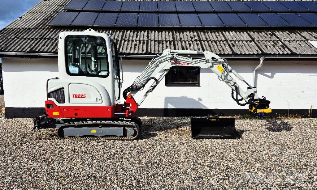 Takeuchi TB 225 小型挖土機/掘鑿機<7t(小型挖掘機)
