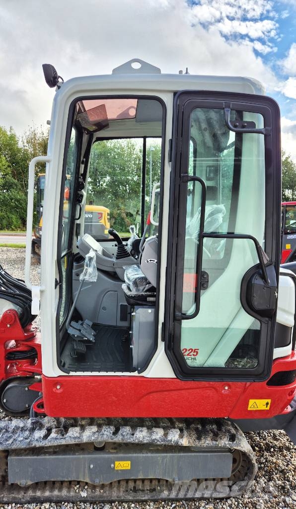 Takeuchi TB 225 小型挖土機/掘鑿機<7t(小型挖掘機)