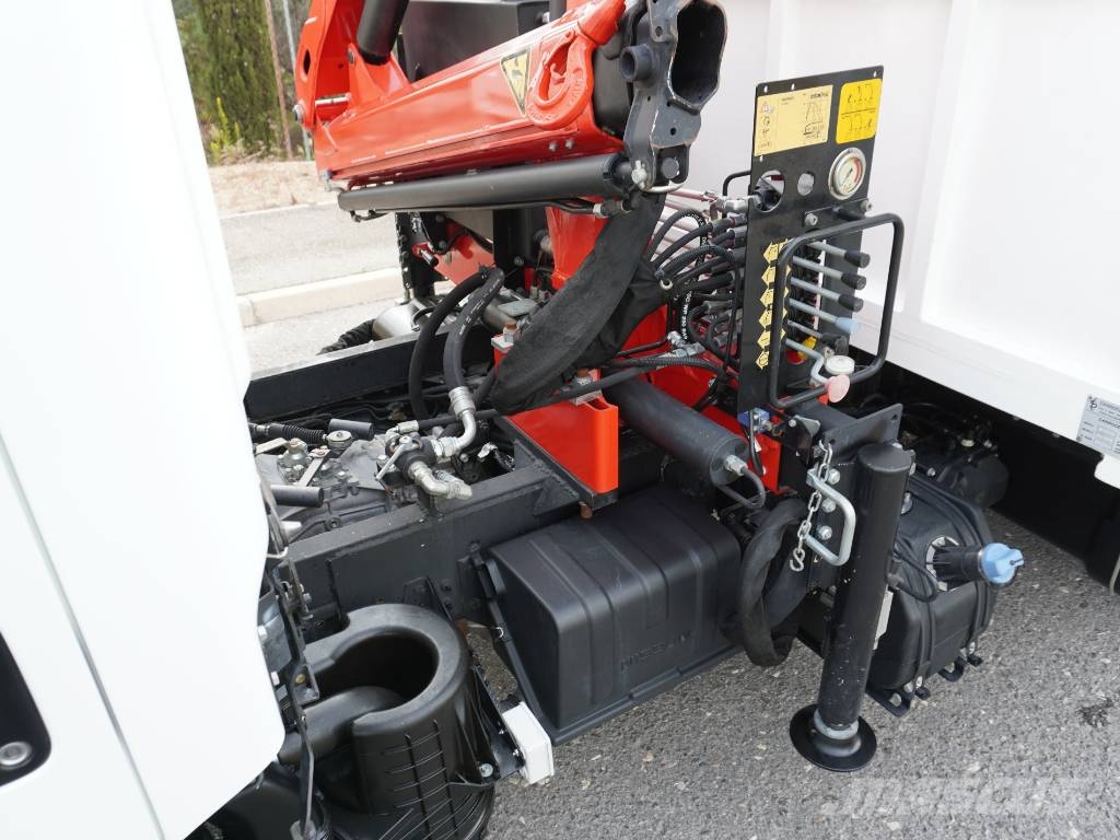 Nissan NT400 CABSTAR BASCULANTE Y PLUMA**POCO USO** Żurawie samochodowe