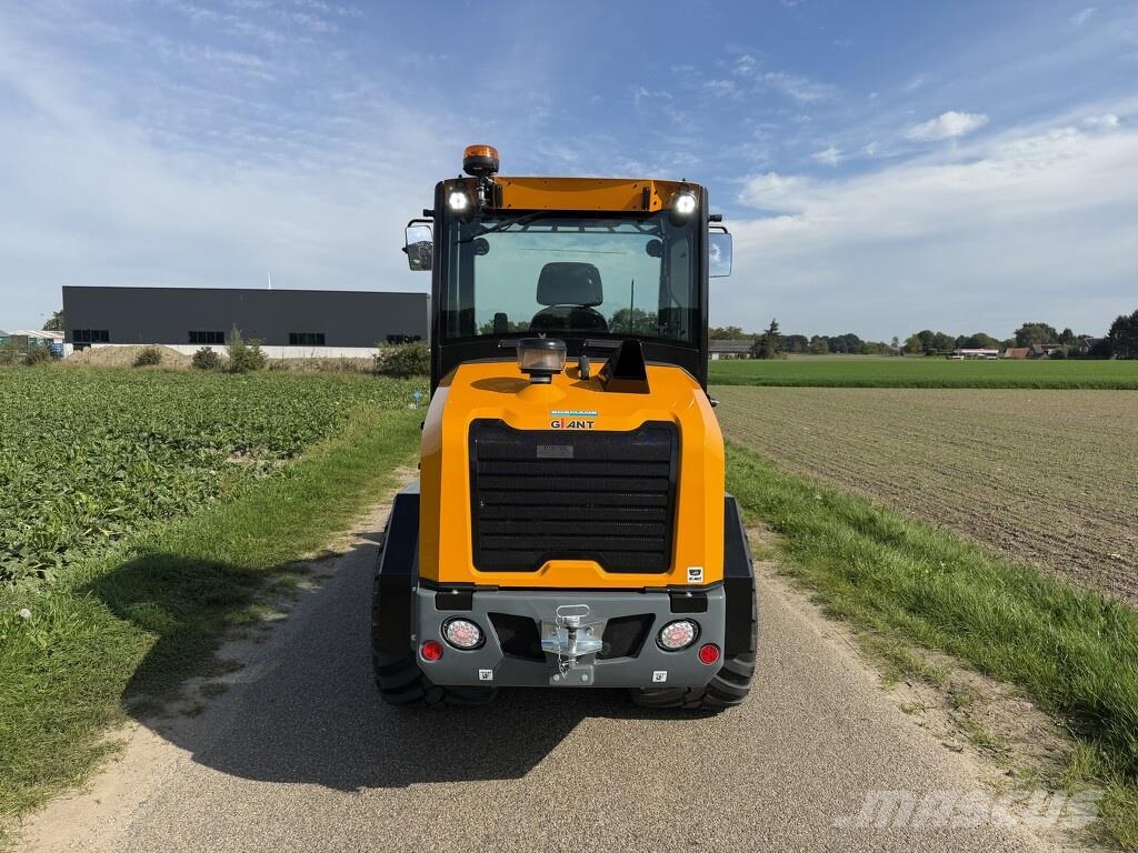 GiANT G3500 shovel 2026 77 uur DEMO €899 LEASE Pyöräkuormaajat