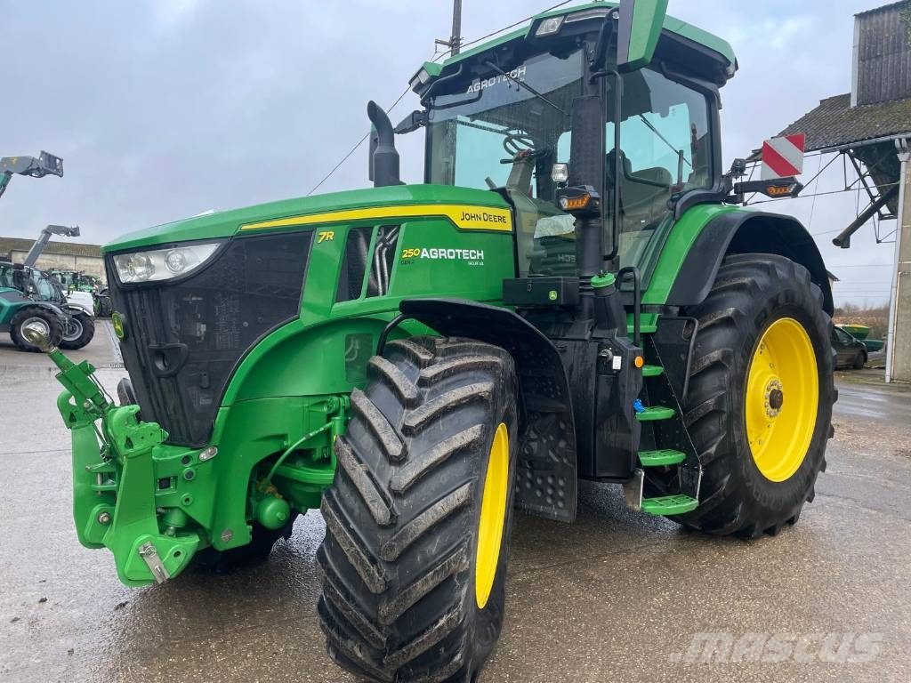 John Deere 7R 250 الجرارات