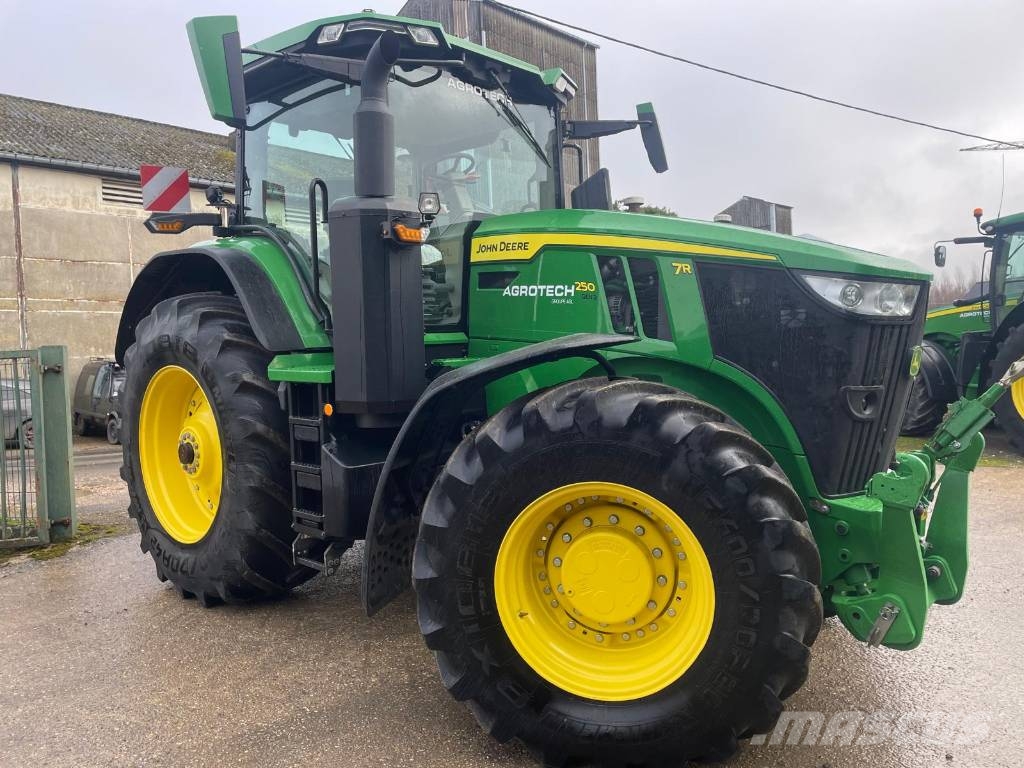 John Deere 7R 250 الجرارات