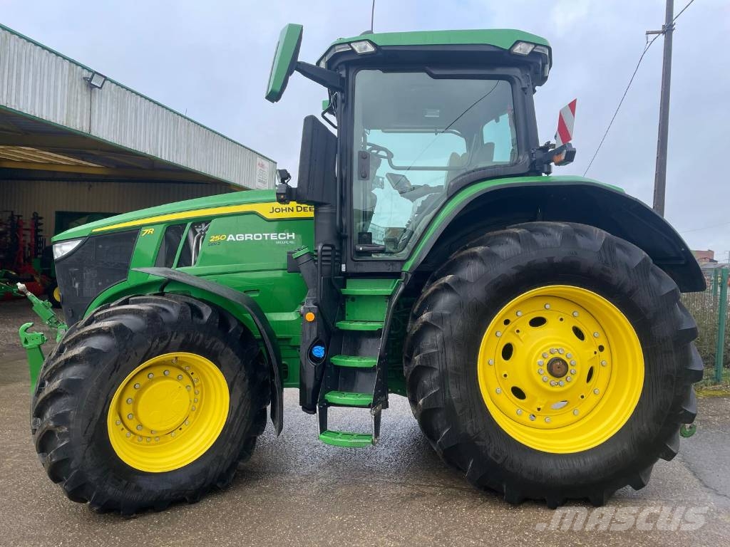 John Deere 7R 250 الجرارات