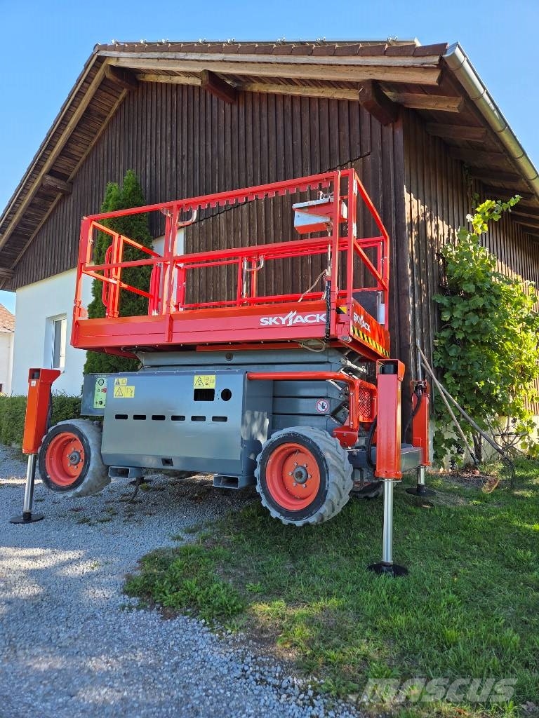 SkyJack SJ 6832 RTE Scheren-Arbeitsbühnen