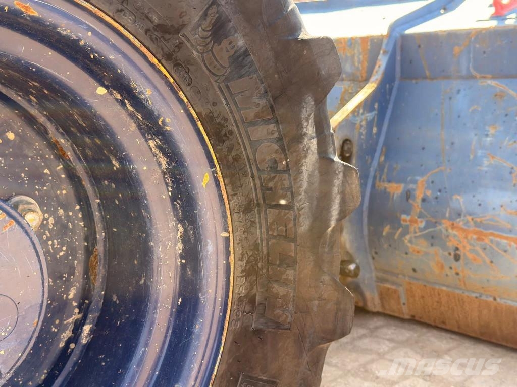 CAT 908M - Quick Coupler / Automatic Greasing / Forks 轮式装载机