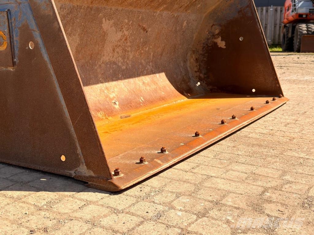 CAT 908M - Quick Coupler / Automatic Greasing / Forks 轮式装载机