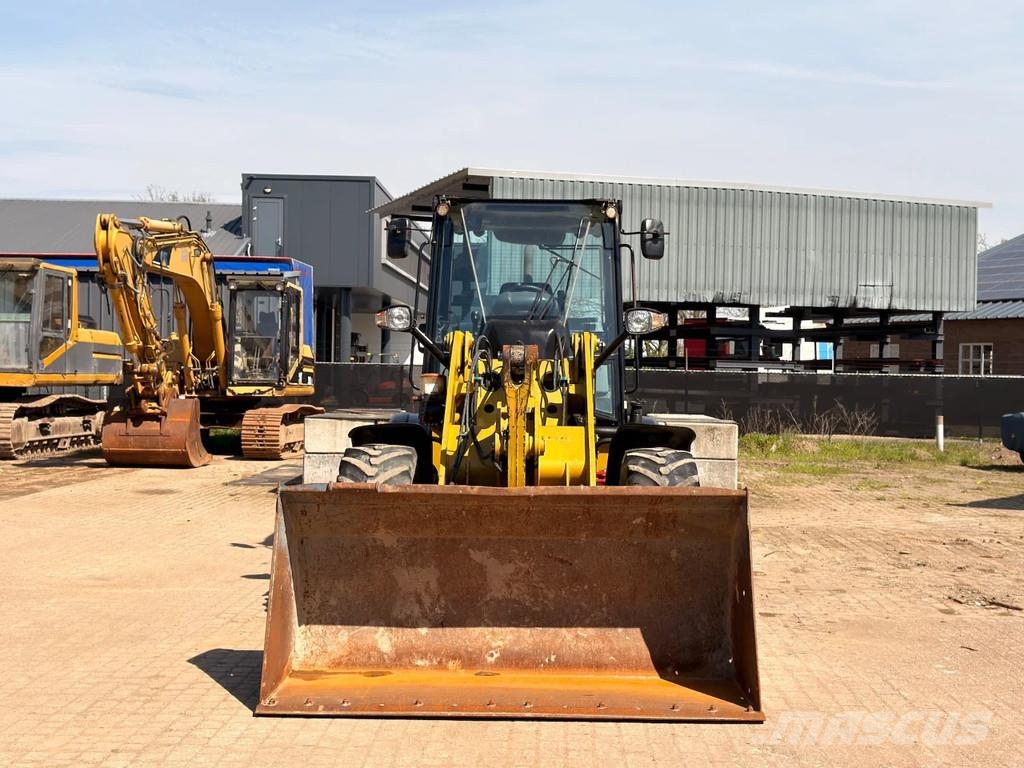 CAT 908M - Quick Coupler / Automatic Greasing / Forks 轮式装载机