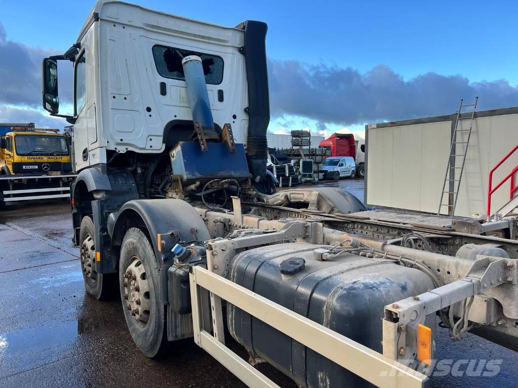 Mercedes-Benz 3240 Chassis Cab trucks