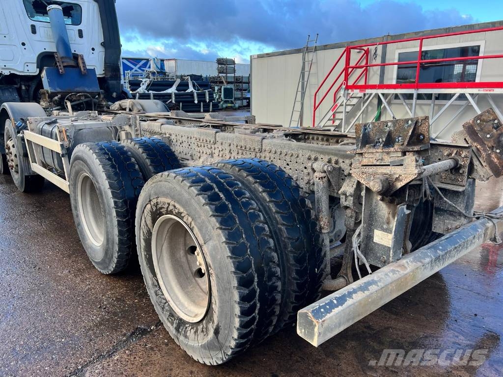 Mercedes-Benz 3240 Chassis Cab trucks