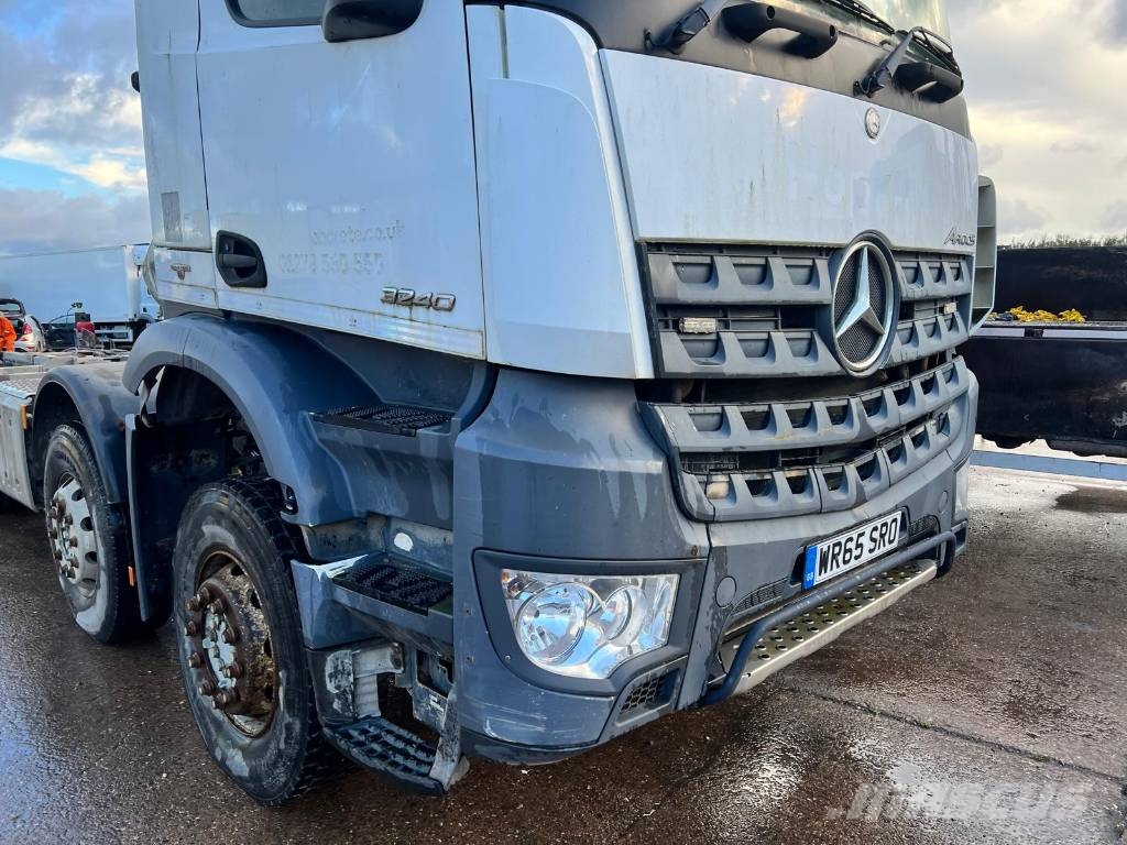 Mercedes-Benz 3240 Chassis Cab trucks
