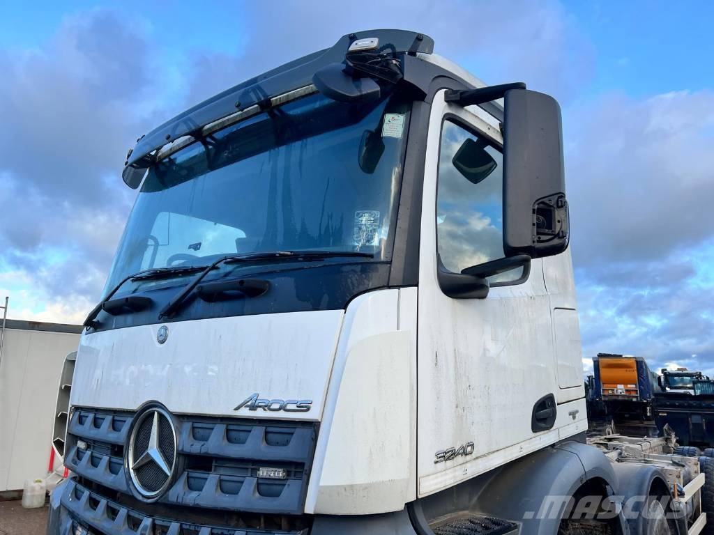 Mercedes-Benz 3240 Chassis Cab trucks