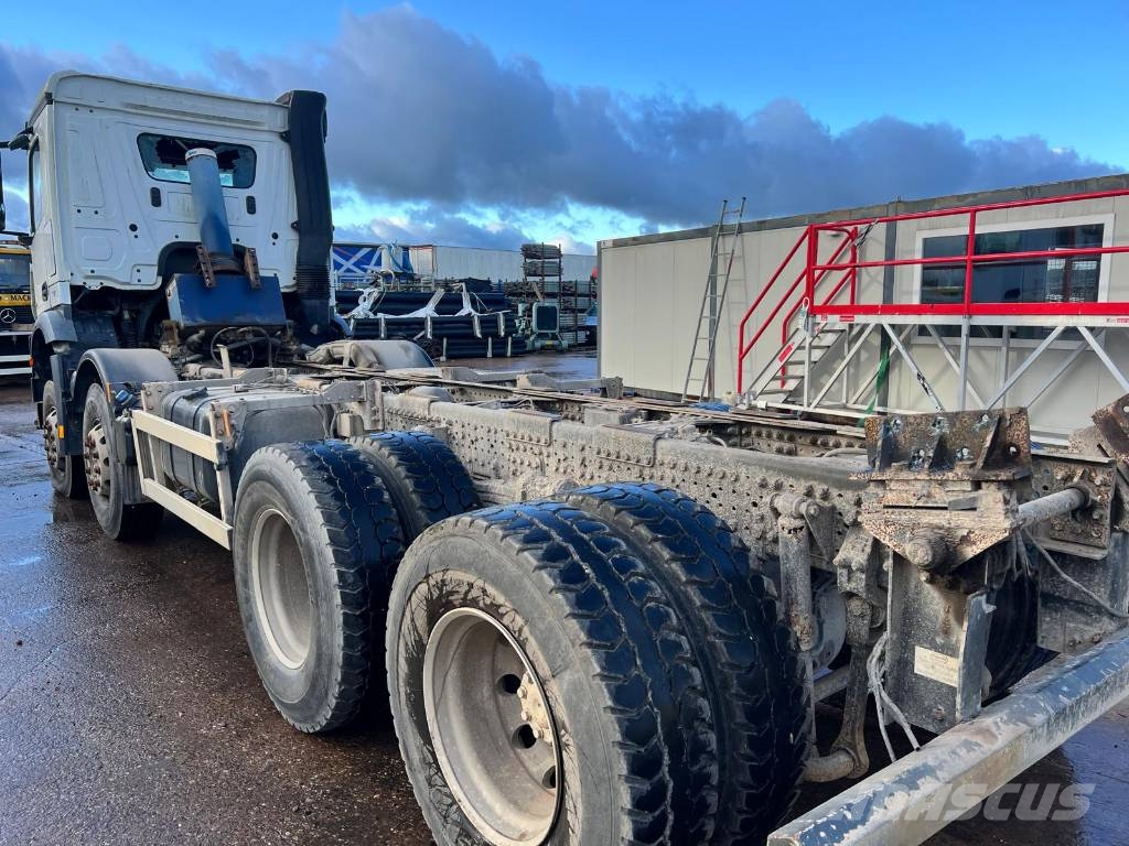 Mercedes-Benz 3240 Chassis Cab trucks