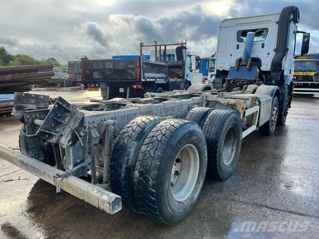 Mercedes-Benz 3240 Chassis Cab trucks