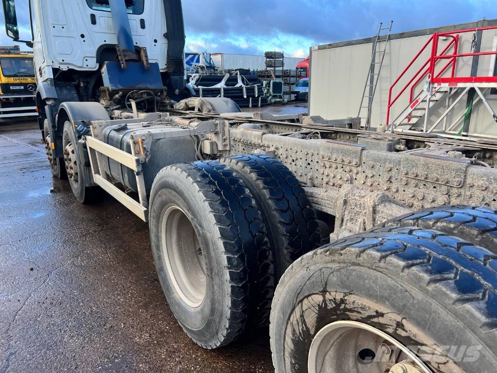 Mercedes-Benz 3240 Chassis Cab trucks