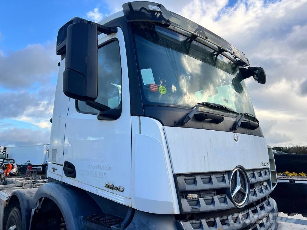 Mercedes-Benz 3240 Chassis Cab trucks