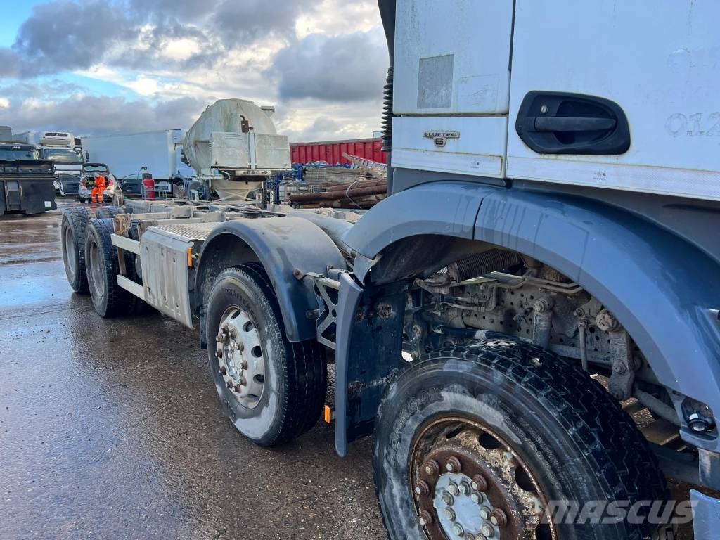 Mercedes-Benz 3240 Chassis Cab trucks