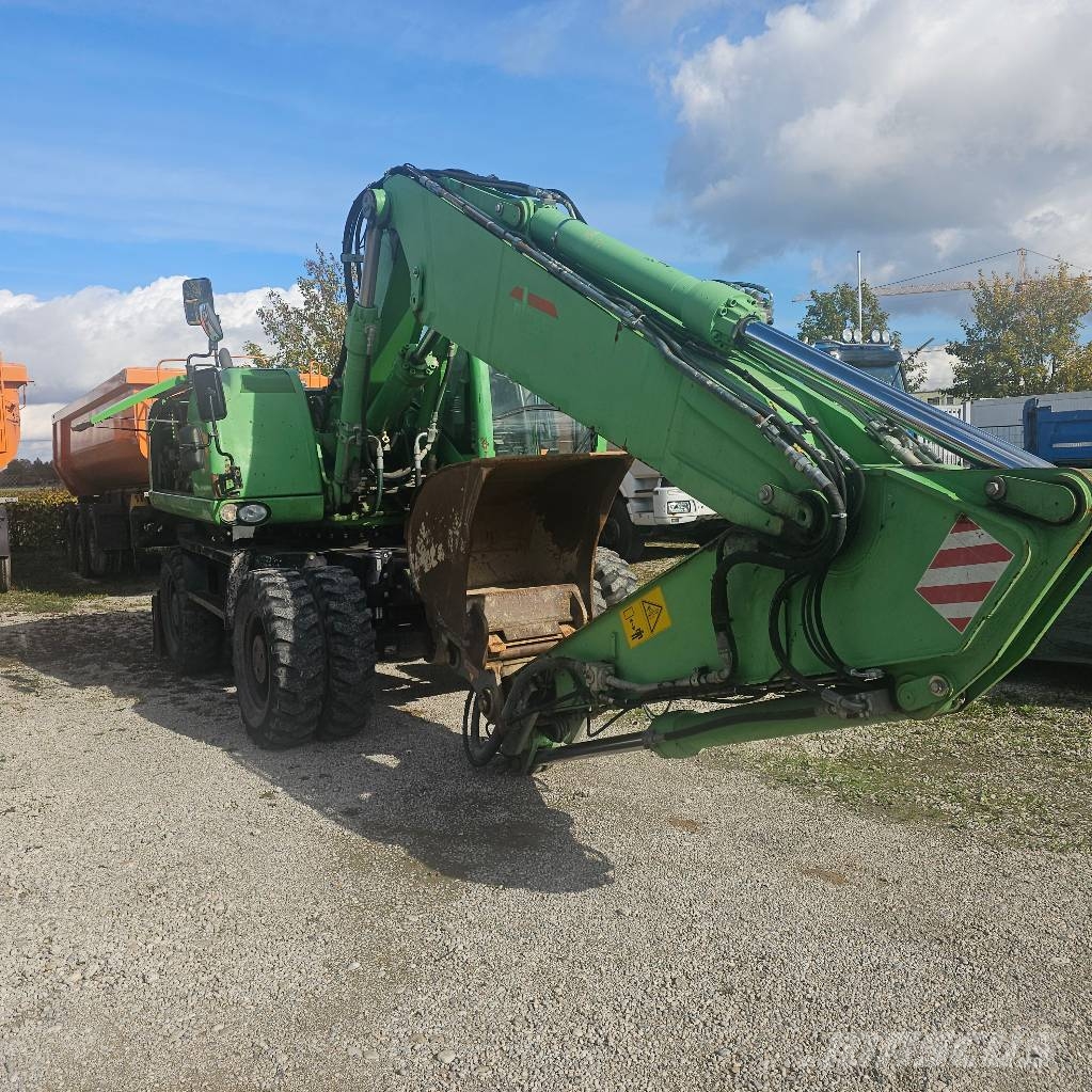 CAT 318 D حفارات بعجل
