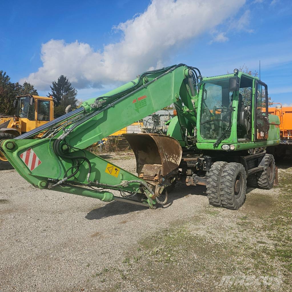 CAT 318 D حفارات بعجل