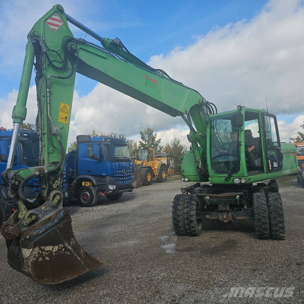 CAT 318 D حفارات بعجل