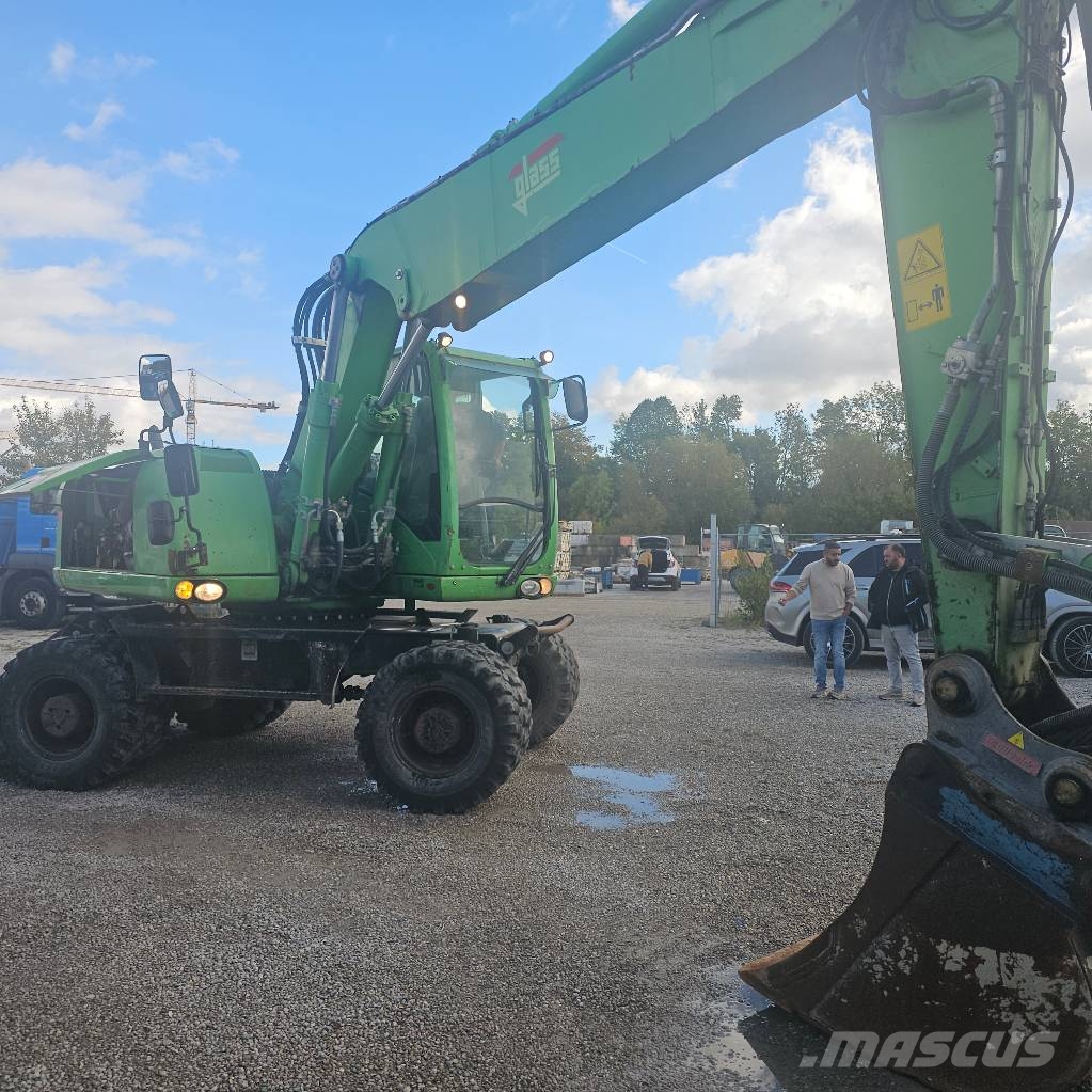 CAT 318 D حفارات بعجل