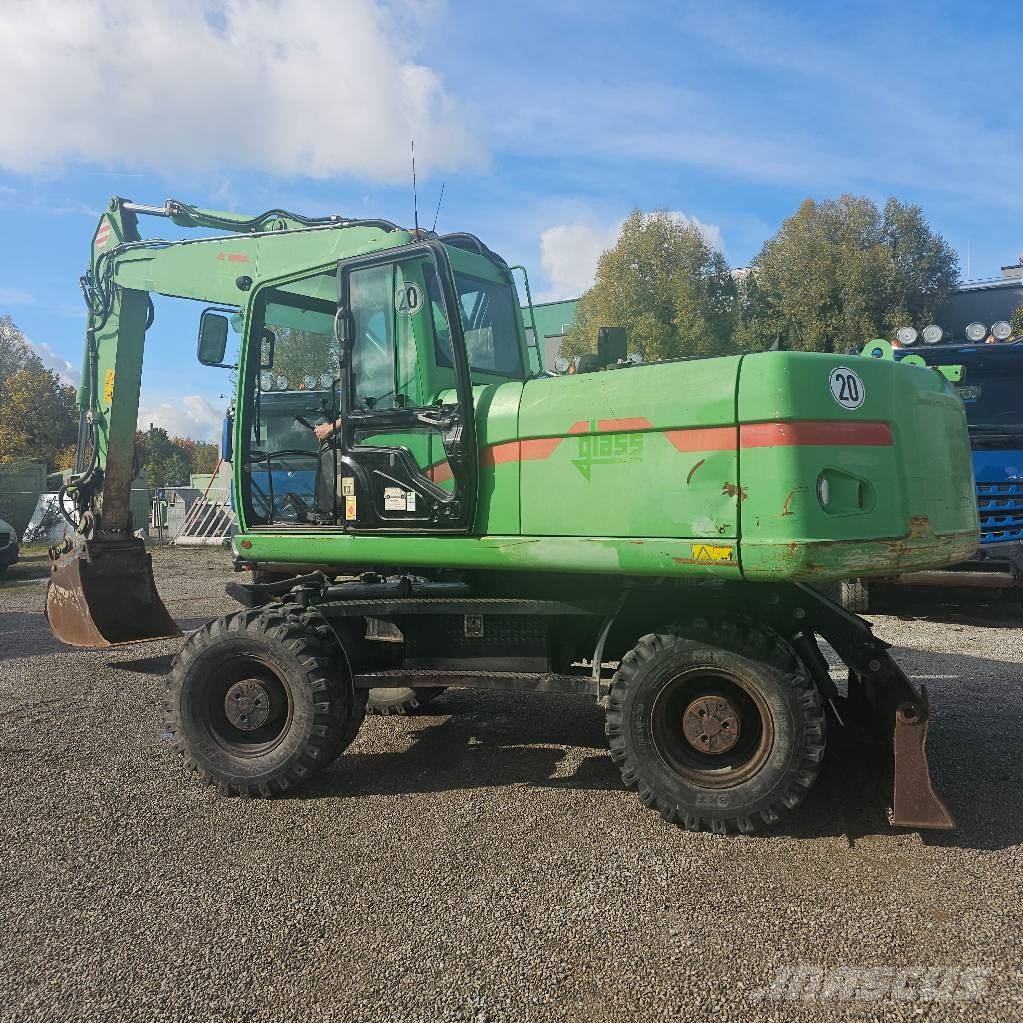 CAT 318 D حفارات بعجل
