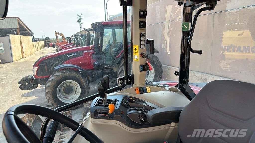 Massey Ferguson MF 5712 M Traktori