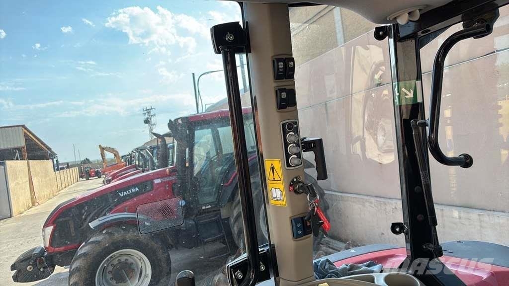 Massey Ferguson MF 5712 M Traktori