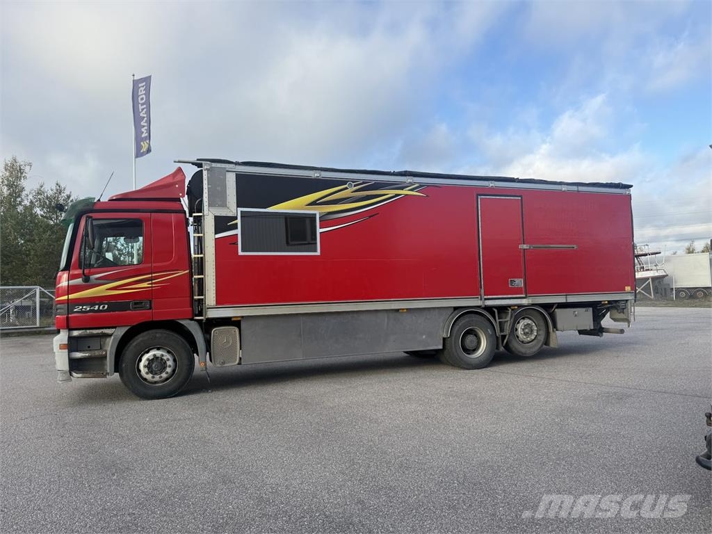 Mercedes-Benz Actros Kamperi i kamp prikolice
