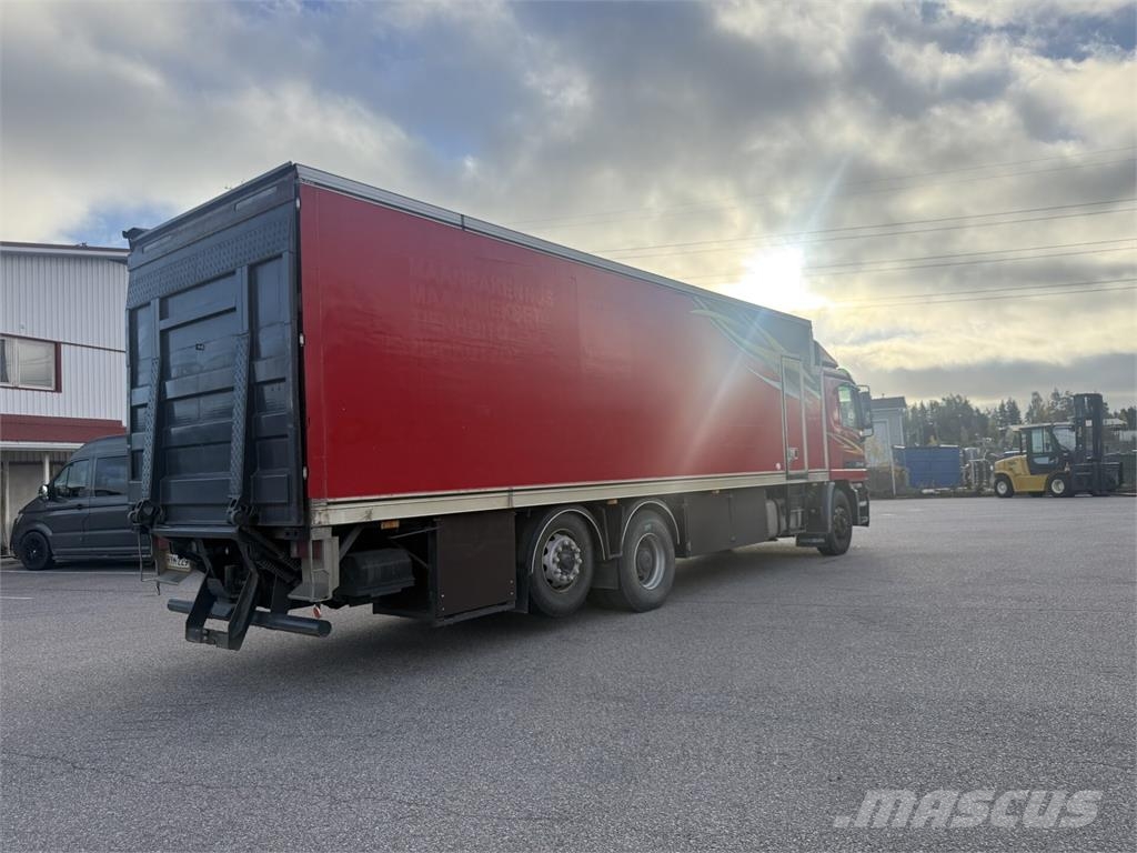 Mercedes-Benz Actros Kamperi i kamp prikolice