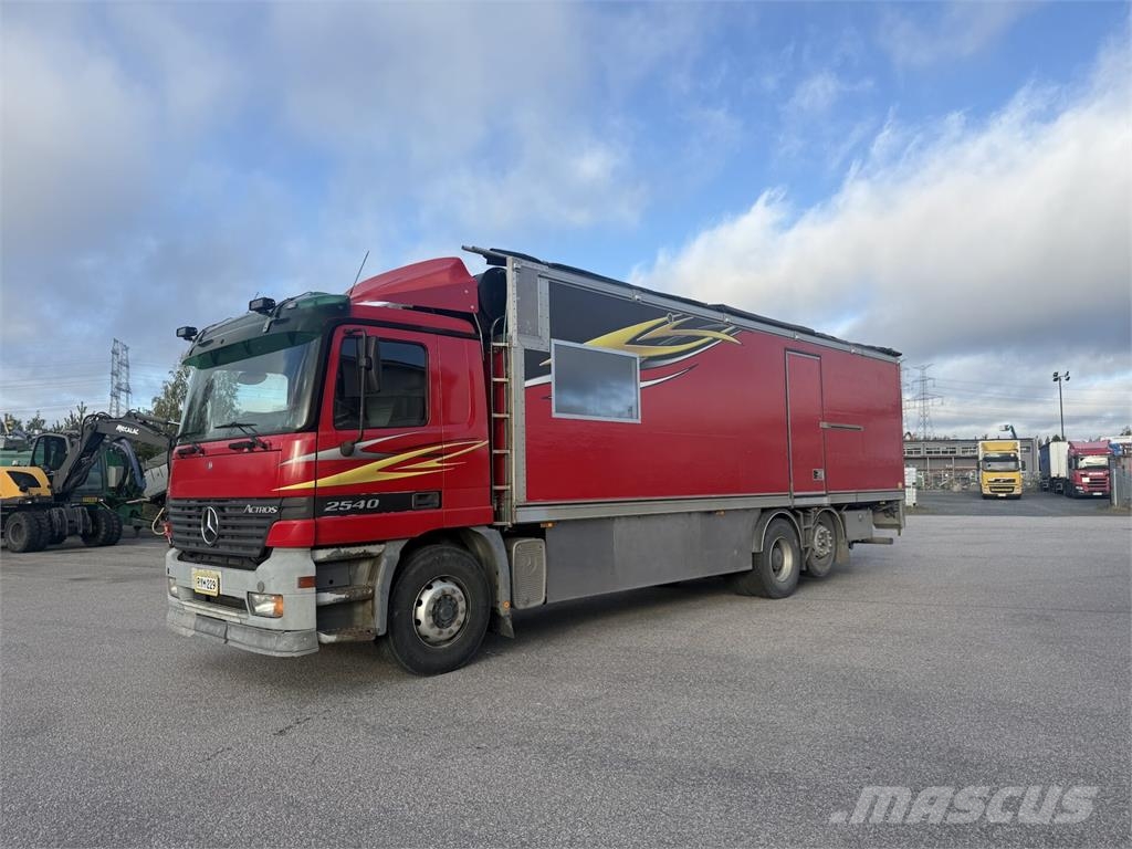Mercedes-Benz Actros Kamperi i kamp prikolice