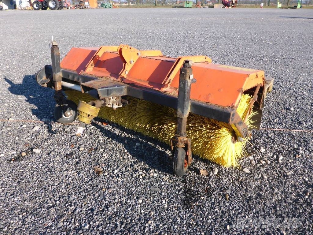 Kova LH1511WA BROOM ATTACHMENT Otros accesorios para tractores