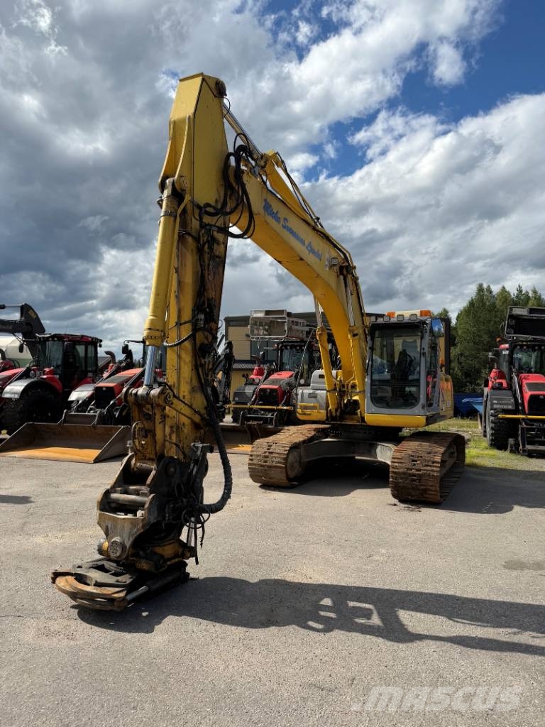 New Holland E 215 B حفارات زحافة