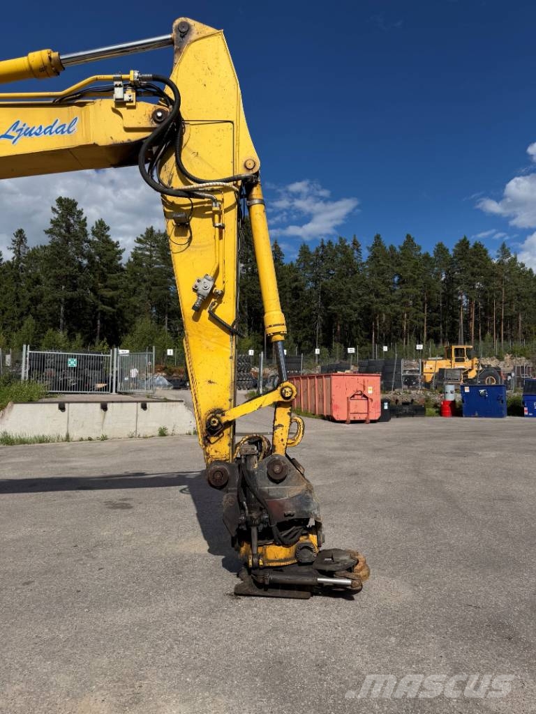 New Holland E 215 B حفارات زحافة