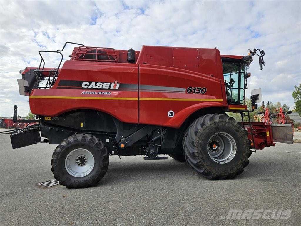 Case IH Axial Flow 6130 Mietitrebbiatrici