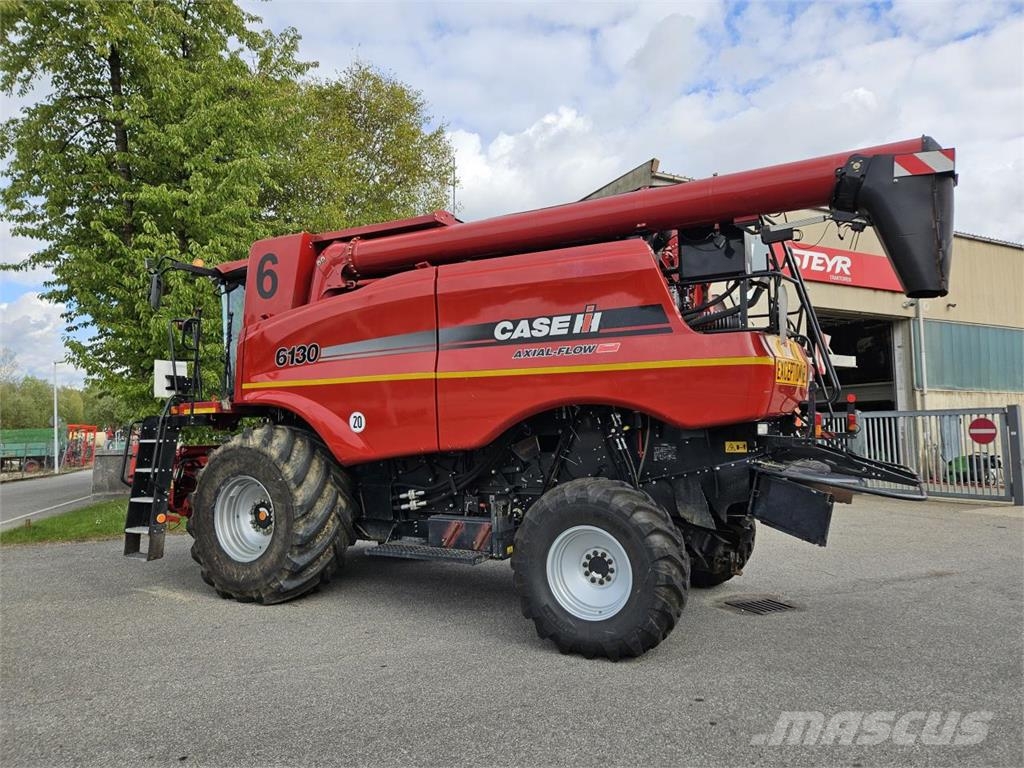 Case IH Axial Flow 6130 Mietitrebbiatrici