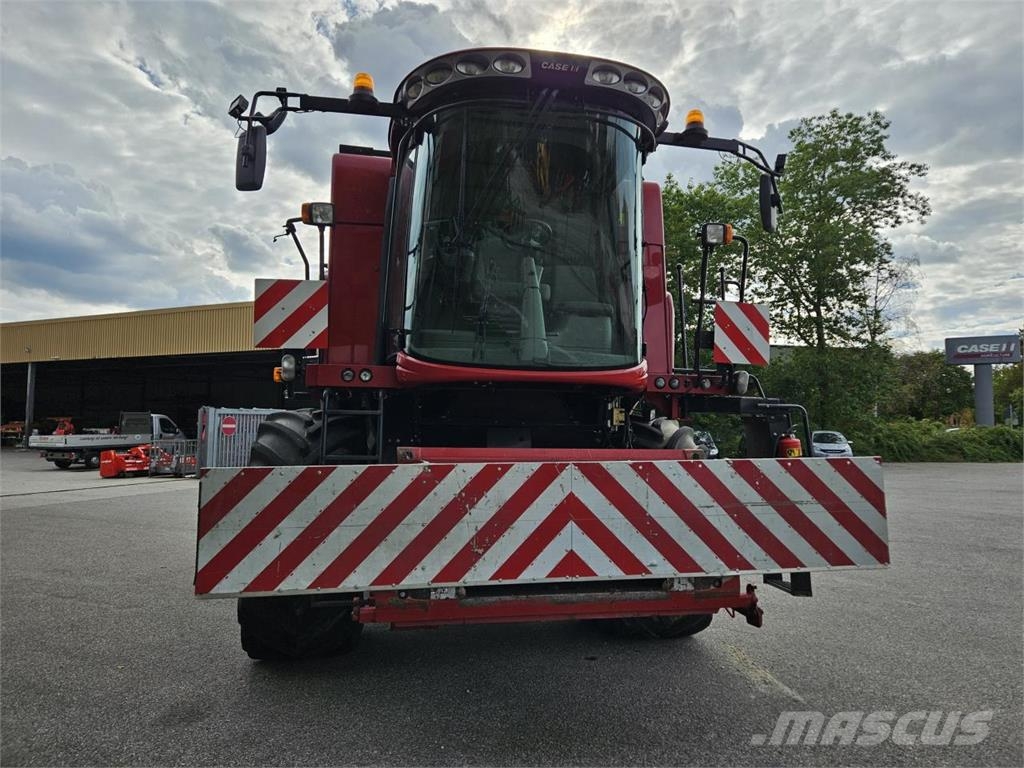 Case IH Axial Flow 6130 Mietitrebbiatrici