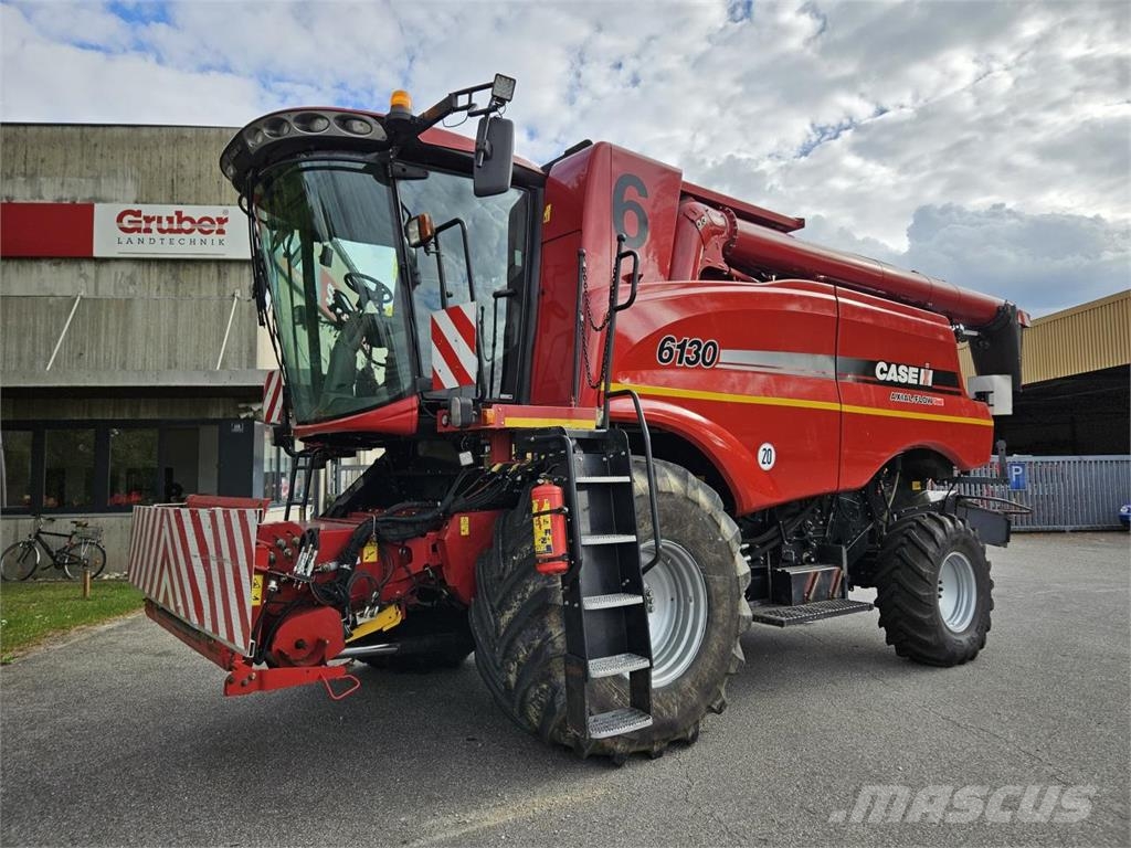 Case IH Axial Flow 6130 Mietitrebbiatrici